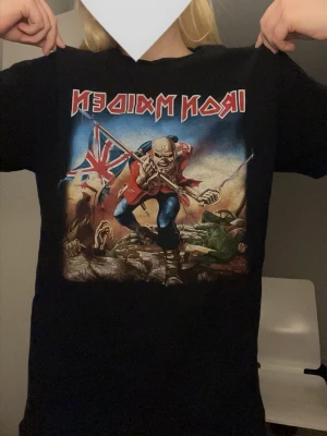 Iron Maiden t-shirt - Säljer en klassisk bandtröja. Storlek L men passar S-L beroende på hur du vill att den ska sitta<3 