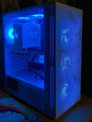 Gaming dator | i7 6700k | gtx 1060 6GB | 16gb ddr4 | - Säljer en välfungerande speldator, perfekt som första gaming-dator och passar till spel som Fortnite, CS2, Gta V i 1080p.   Specifikationer: • Processor: Intel Core i7 6700k • Moderkort: ASUS Strix Z270H Gaming • Grafikkort: NVIDIA GTX 1060 6GB • RAM minne: Hyperx fury 16 GB DDR4 • Lagring: 128 GB M.2 SSD 1 TB HDD • Chassi: Dutzo C330 TG ARGB • CPU-kylare: Thermalright assassin x 120r digital white • Nätaggregat: Corsair VS450