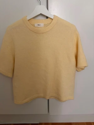 Gul stickad tröja  - Säljer en gul stickad tröja från Gina, använd ca 2 gånger💕skriv om frågor💕