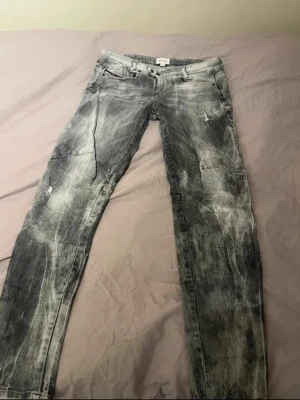 Gråa diesel jeans - Säljer ett par gråa slimfit diesel jeans med skön wash och slitningar. Jeansen är i storlek 30w, om du undrar något annat är det bara att skriva