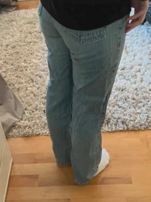 Ljusblå raka jeans - Säljer ett par ljusblå jeans med rak passform och klassisk femficksdesign. Jeansen har normal midja och är tillverkade i denim. Perfekta för en avslappnad och trendig look.