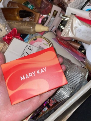 Mary Kay ögonskuggspalett orange - Snygg ögonskuggspalett från Mary Kay med sex olika nyanser i varma toner som guld, koppar, brons och beige. Paletten har en spegel i locket och kommer i en färgglad orange förpackning. Perfekt för dig som gillar skimriga och matta looks.