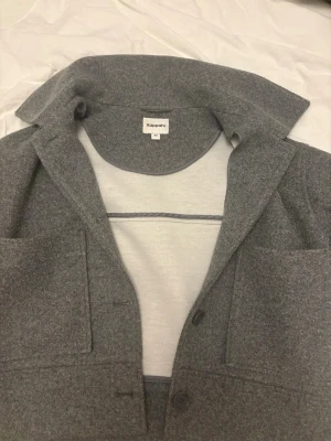 Grå kappa från kappahl - Säljer min gråa kappa från Kappahli storlek xs. Den är som ny, inga defekter. Den är väldigt fin men kommer inte till användning längre. 