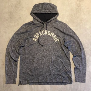 Abercrombie & Fitch hoodie - Jag Säljer en fet Abercrombie & Fitch hoodie| skicket på tröjan är bra 8/10  | storlek M | ny pris 2000: mitt pris är 399 | skriv vid frågor och funderingar  