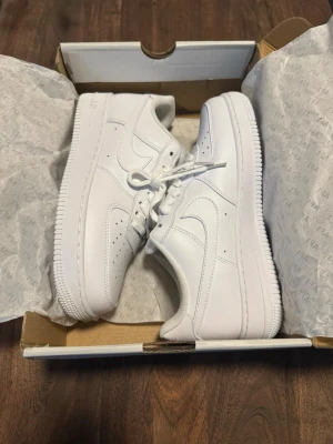 Nike Air Force 1 vita sneakers - Storlek 42 eu, har endast testats på så ny skick. Hör av er vid frågor och funderingar! Har tappat bort lådan