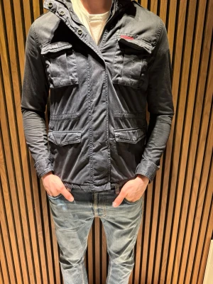 Superdry Field jacka - Skicket är otroligt bra och den är i storlek M men passar något mindre. Kontakta gärna vid frågor🙌
