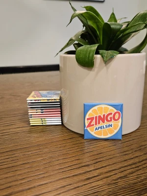 Kylskåpsmagnet Zingo - Dimensioner är 50x50mm. Alla magneter är designade och handgjorda av mig. Jag använder en blandning av nytt och begagnat material. Mitt mål är att skicka beställningar inom 24 timmar. Följ mig på Insta: magnet.man  /Magnet man