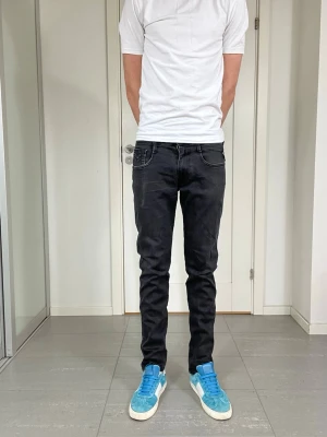 Replay Anbass Jeans  - Säljer nu dessa Replay Anbass Jeans med snygg slitning i populär design, W32 o L32, skriv för fler bilder/frågor🙌🏼