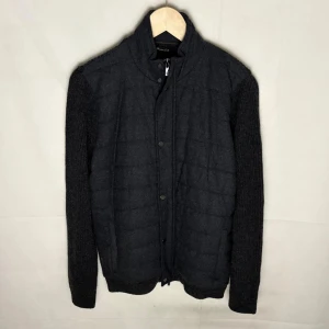 Massimo dutti cardigan  - Modellen är 185. 