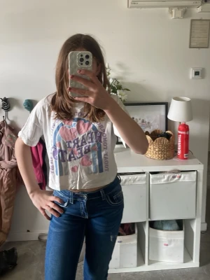 Vit T-shirt med mönster fram  -  Säljer en vit t-shirt med m Mönster framme och magtröja. Skön har vanligtvis och skönt material