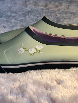 Tretorn Gummiboots - Tretorn i storlek 37. Underbart söta i rosa och champagne. Stövlarna  har låg profil och elastisk öppning för enkel påtagning. Perfekta för regniga dagar eller trädgårdsarbete. 75kr eller bud.