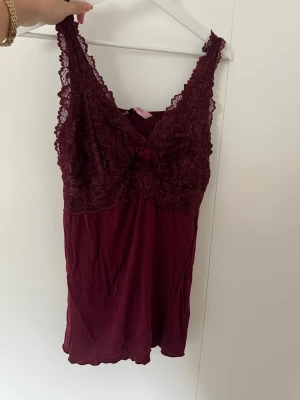 Vinrött spetsnattlinne med rosett - Snyggt vinrött nattlinne 💗