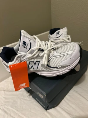 NYA 😎🔥 New Balance 530 43 EU navy white vid mörkblå - skriv vid frågor eller funderingar, kan frakta literally imorgon eller idag. gratis frakt också. helt nya oanvända. passar dig med 41-43 EU , bästa comfy skorna i världen möjligen ~ 😎‼️🔥