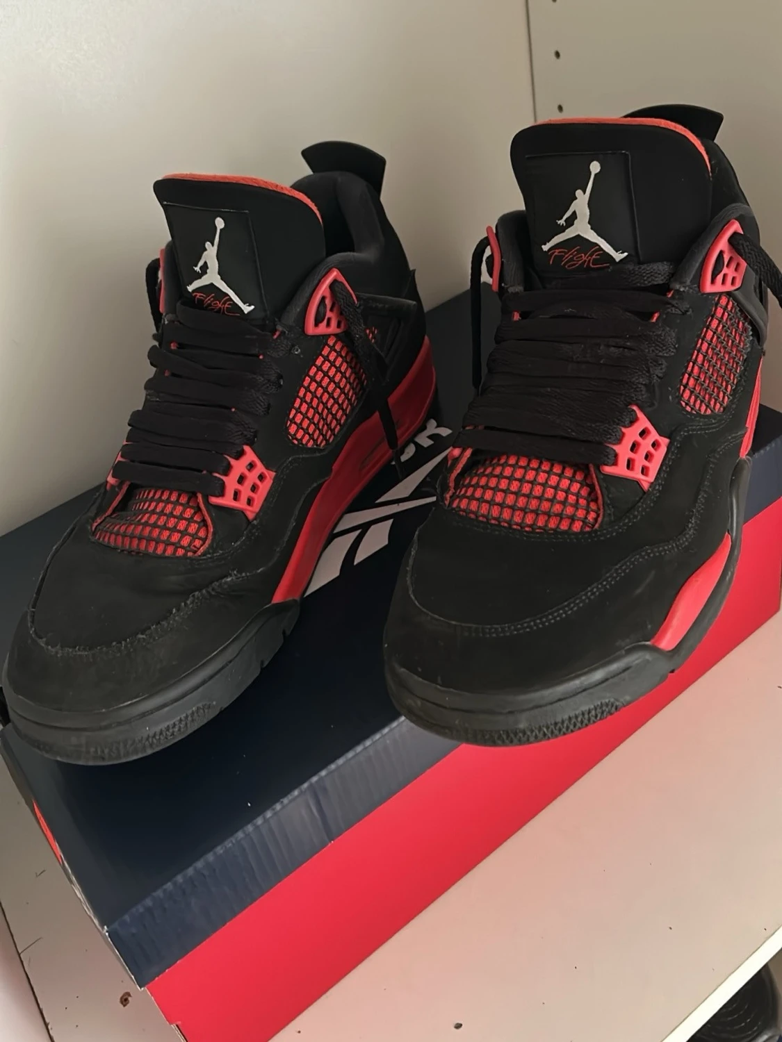 Svarta och röda Air Jordan 4 sneakers