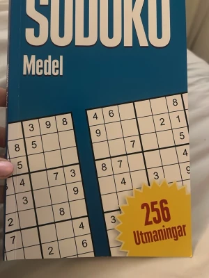Sudokobok Medel 256 utmaningar - Sudokobok med medelsvåra utmaningar, perfekt för dig som gillar hjärngympa. Boken har blått omslag och innehåller 256 sudoku med stigande svårighetsgrad. Tryckt på papper och smidig att ta med sig. Kul tidsfördriv för alla som gillar logiska pussel. ⚠️Jag har löst 6/256 så det finns fortfarande 250 sudokun kvar att lösa⚠️ Jag har skrivit ganska löst så det kanske går att sudda, förutom en av dem som är skrivet med bläck