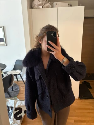 Meotine kappa - Mörkblå/marinblå kappa med päls från Meotine, jackan är i bra skick och är i storlek s/m
