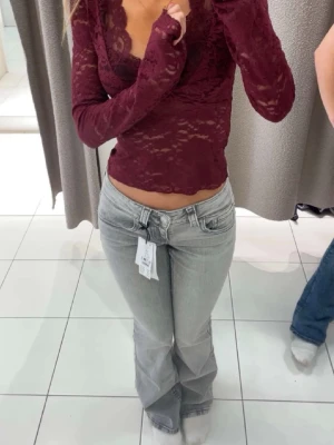 Ljusgrå bootcut jeans från Gina Tricot - Säljer ett par ljusgrå jeans från Gina Tricot med bootcut-modell och låg midja. Jeansen har klassisk femficksdesign och är tillverkade i stretchigt denimtyg för en bekväm passform. 💞💞