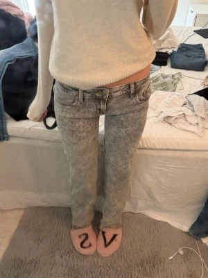 Grå lågmidjade jeans  - Säljer ett par gråtvättade jeans som är streigt. Jeansen är lågmidjade och passar er som är mellan 165-170cm! De är köpta på Hollister för några år sedan och var från början mid rise, men sydde om dom till low rise nyligen. De är w24 och l33, men passar mig som  brukar ha w25-w26💕