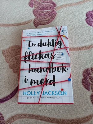 En duktig flickas handbok i mord - Spännande deckare av Holly Jackson om Pip som undersöker ett gammalt mordfall i småstaden Little Kilton. Perfekt för dig som gillar mysterier och thrillers. Har redan en till och denna är helt ny!📚❤️