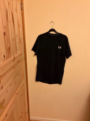 Under Armour Compression T-shirt - En väldigt snygg Under armour Compression T-shirt i väldigt bra skick skulle säga 9/10 🤩Har användets 3 gånger! Storlek S men passar även storlek M 🙌.                                                                        Hör av er vid mera frågor/bilder 💬