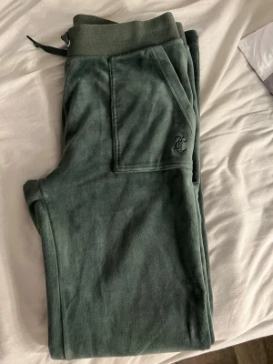 Mörkgröna Set - Juicy Couture - Koftan kommer med på köpet, då den är väldigt sliten. Men byxorna är i fint skick 