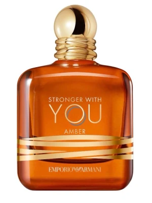 Stronger With You Amber parfym - Stronger With You Amber från Emporio Armani är en exklusiv parfym i en elegant bärnstensfärgad glasflaska med gulddetaljer och rundad form. Flaskan har en lyxig guldfärgad kork och stilren design som ger en modern och trendig känsla.