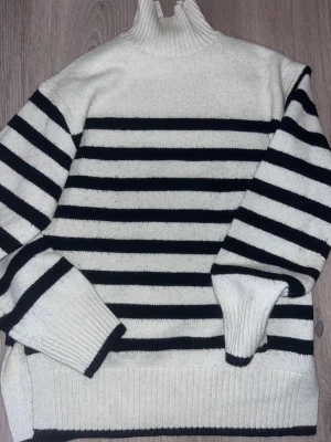 Tröja - 🖤Randig tröja från H&M i storlek xs, den är rätt så nopprig men den går att använda🖤