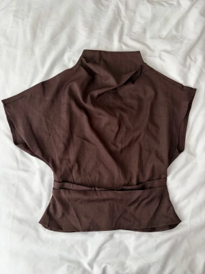 Brun topp - Brun elegant topp från shein som man stänger med dragkedja i ryggen 🤍 endast testad