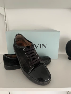 Lanvins  - Ett par Lanvins i den eftertraktade svarta färgen. Skorna är i storlek uk 8 vilket passar 43-44. Skorna har täcken på användning men är i ett bra skick. Hör av dig för fler bilder eller frågor!