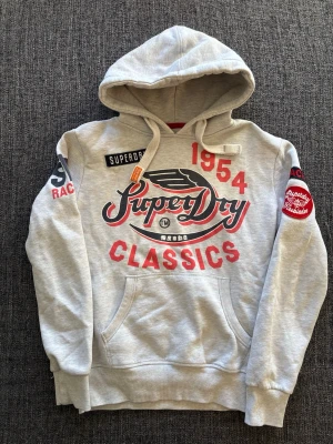 Superdry hoodie ~ limited edition tröja  - Säljer nu denna hoodie ifrån “Superdry” Storlek XS | sjukt sällsynt modell | Perfekt nu till våren | Obs sliten/vintage design | Frågor och funderingar? Meddela direkt 😊 Obs kan även gå ner i pris vid snabb affär! Fraktas inom 24h 📦