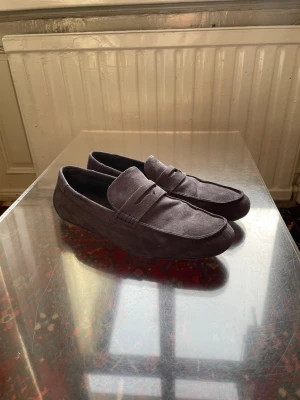 Pier One loafers - Snygga loafers i mörk blå från Pier One. Skorna har använts mycket, men fungerar fortfarande bra. Formen har påverkats något. Nypris runt 500 kr