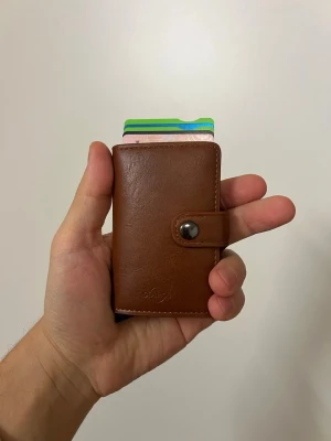 NY Svensk märke PU läder RFID skyddad fr tjuv  - Helt ny. Upp till 10-12 kort samt även sedlar.