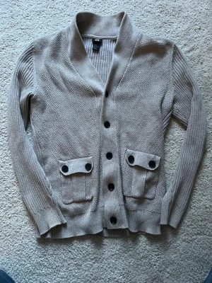 Hm kofta  - Fin kofta från hm!! Kommer självklart nytvättad😊storlek:M