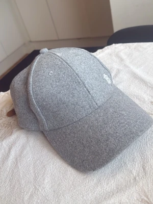 Grå keps bondelid - Tjockare grå keps från bondelid, använd max 10ggr.