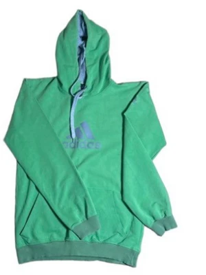 Grön hoodie från Adidas med huva - Grön hoodie från Adidas med klassisk logga på bröstet. Tröjan har huva med dragsko i ljusblått och en stor magficka framtill. Ribbstickade muddar vid ärmslut och nederkant. Perfekt för en avslappnad och sportig stil.