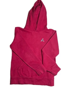 Röd Jordan hoodie med huva - Snygg röd hoodie från Jordan med klassisk huva och magficka. Diskret Jumpman-logga broderad på bröstet. Tillverkad i mjukt material som känns skönt mot huden. Perfekt för dig som gillar sportig och avslappnad stil.