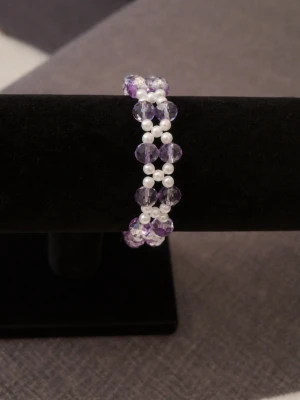Lila och vitt pärlarmband -  ett handgjort armband med klara lila och vita pärlor. 