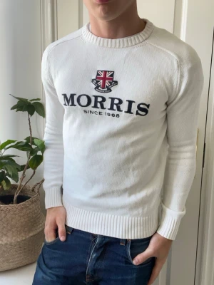Morris tröja vit  - Morris tröja vit stickad, Inga defekter! Modellen i bilderna är 180 cm 75 kg och bär Storlek S , Kom med frågor! 🌟 (Kan gå ned i pris vid köp av paket 😉) 