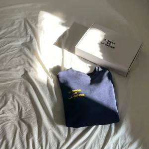 D’once de la sense tröja - Jag säljer min snygga d’once de la sense tröja i storlek XS Den är i dunder skick och har inga skador!