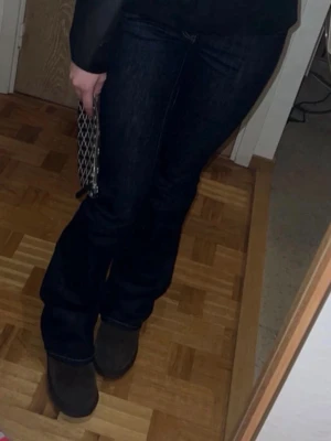 Diesel jeans - Säljer mina fina diesel jeans då de tyvärr blivit för små💕 de är midwaist och bootcut💕 de är i storlek W26 L34, de är i nytt skick då de i princip inte är använda och nypris är 1000. Jag är 173 för referens