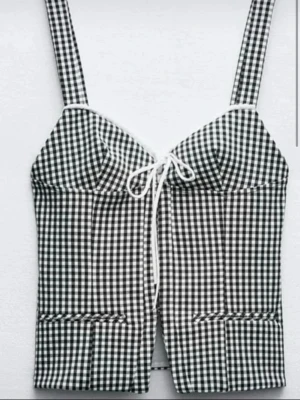 Rutig korsett topp - trendig topp från Zara i storlek S🤍VIKTIGT!! kontakta innan ni köper!