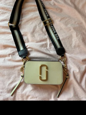 Marc Jacobs axelväska  - Vit och svart Marc Jacobs axelväska. Pris kan diskuteras. 
