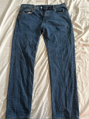 Levi’s jeans 502 - Ett par HELT oanvända Levi’s jeans köpta på Levi’s egna butik. Köpta förra sommaren för runt 1000kr. Säljer mina för 349. Storleken är W:32 L:34. Kontakta gärna vid frågor!