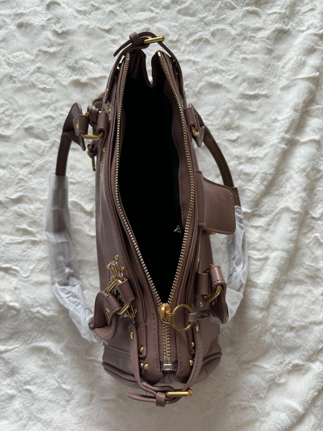 Rosa handväska med gulddetaljer - 2