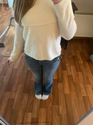 Vit stickad tröja  - Super skön stickad tröja som tyvärr inte kommit till användning och vill få bort