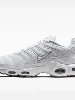 Nike Air Max Plus vita sneakers - Nike Air Max Plus sneakers i helvitt med mesh- och syntetmaterial, ikoniska vågformade detaljer och synliga Air-enheter i sulan. Swoosh-logga på sidan och klassisk chunky siluett. Perfekta för dig som gillar streetwear och sportig stil.