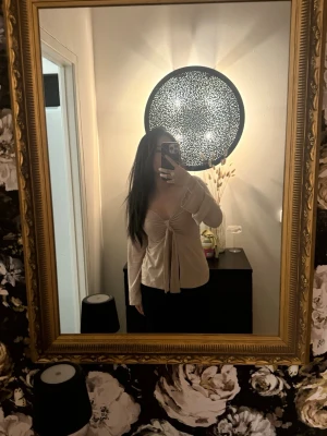 Tröja från Design by Si - Beige tröja, strl XS/S, använd 2 gånger, jättefint skick, pris kan diskuteras 