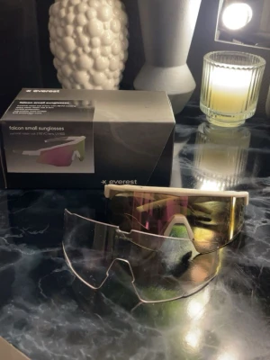 Everest vita sportiga solglasögon - Säljer ett par Solglasögon från Everest. Passar perfekt för en aktiv livsstil. Kommer i kartong med ett praktiskt svart skyddsfodral, extra glas samt en glasögonduk. Modell Falcon Small Summit. Nypris 599:- 💓