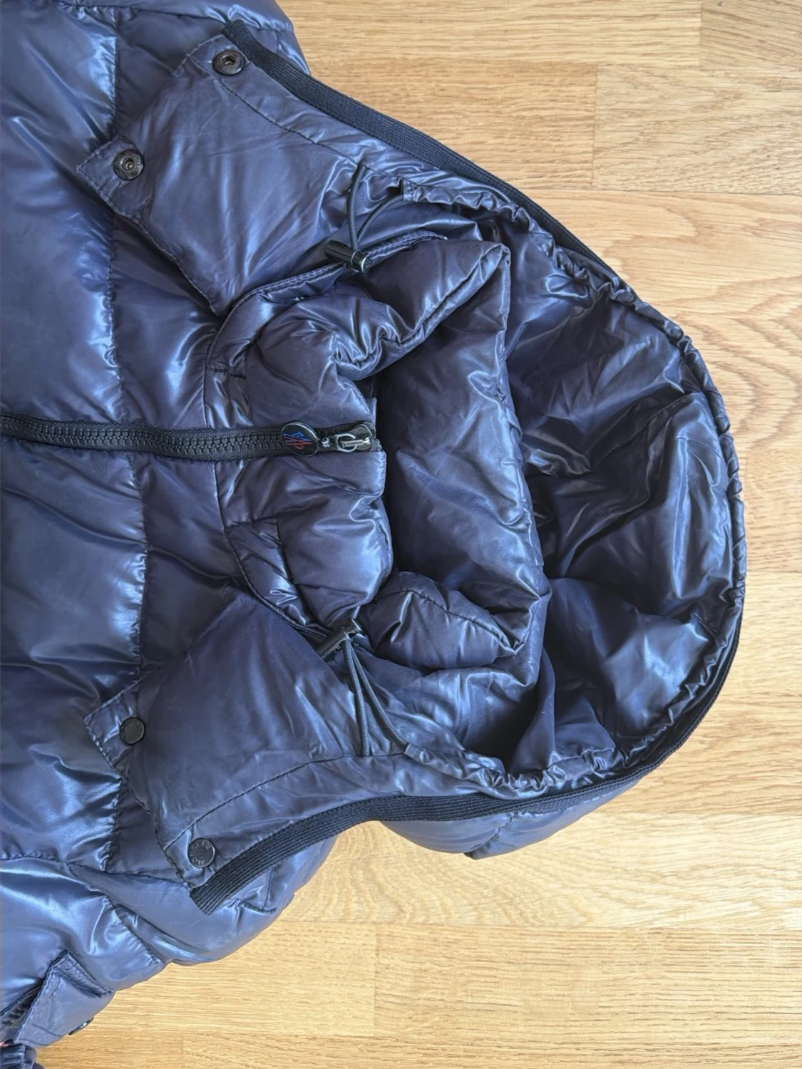 Svart dunjacka från Moncler med huva - 3