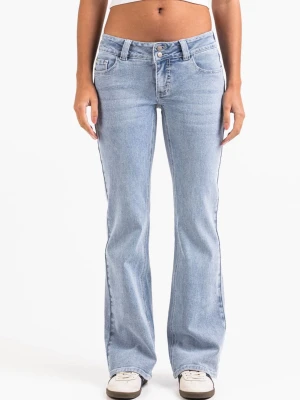 Ljusblå bootcut jeans från Madlady - Ultra low, lågmidjade jeanse från Madlady, med längd Short, ljusblå. Strl 38. Supersnygg passform, använda 1 gång. Nypris 799. Säljer för beställde fel strl.